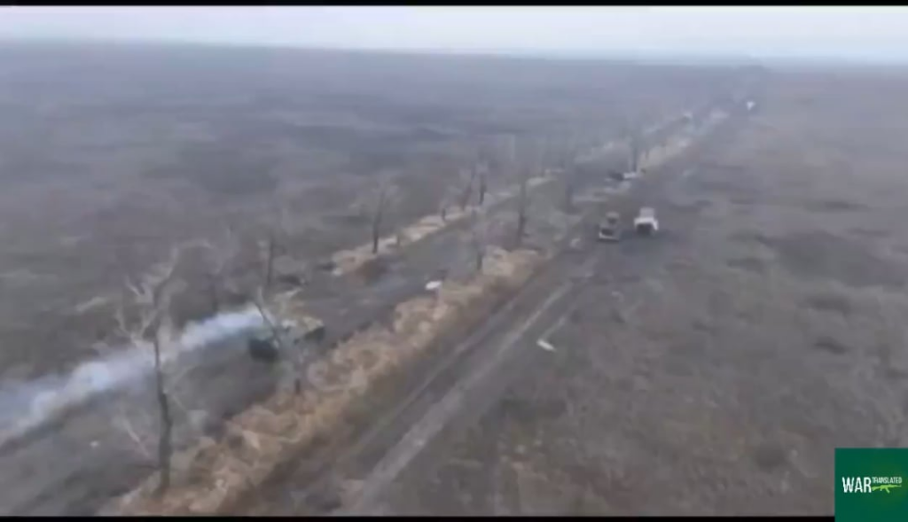 ロシアの鎧を燻らせて逃走中。 地雷にぶつかる。 兵士は下馬するが、隠れている間にドローンが落下するだけだった。