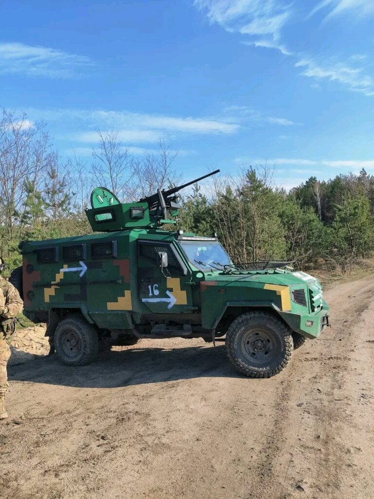 ウクライナ軍に配備されたブローニング M2 重機関銃を搭載した MSPV パンテーラ T6 IMV。