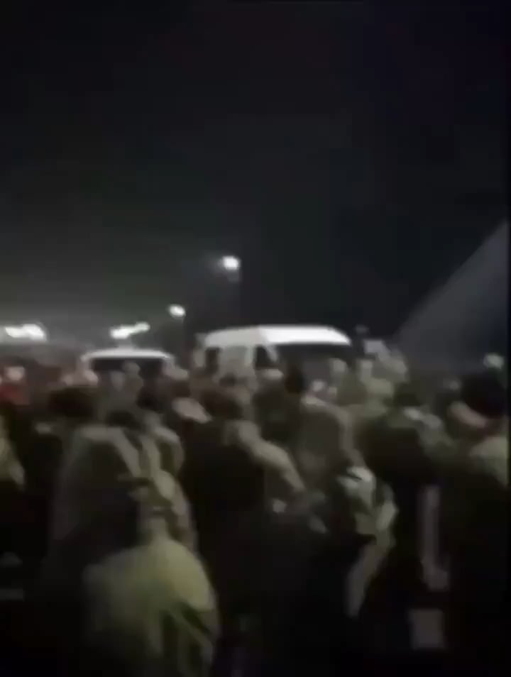 ロシア兵士らは、自分たちは領土防衛部隊に指定されたが、最後の瞬間になって実際は突撃部隊だと知らされたと不満を漏らしている。 彼らはまた、訓練の不足、特に警察官の注意不足も批判している。 英語字幕付き。