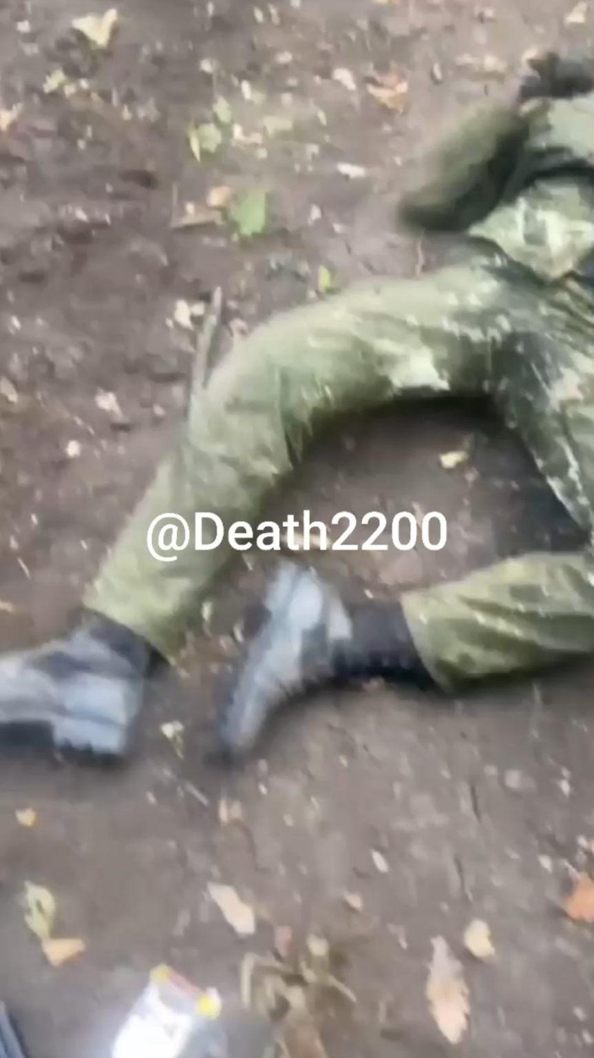 ウクライナ兵士が顔が崩れたロシア人に蹴りや唾を吐きかける。 次にキットをチェックします。