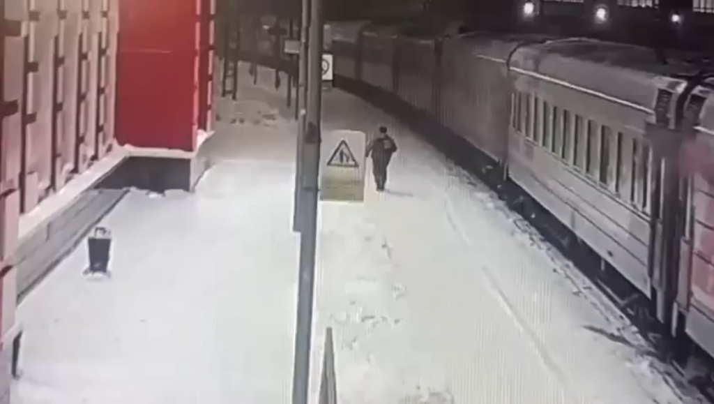 酔っ払って前から戻ってきたロシア人が電車に轢かれて首を切られる。  NSFL。