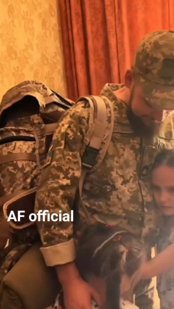 ウクライナの兵士は娘たちの将来のために戦いに出発し、娘たちに別れを告げる。