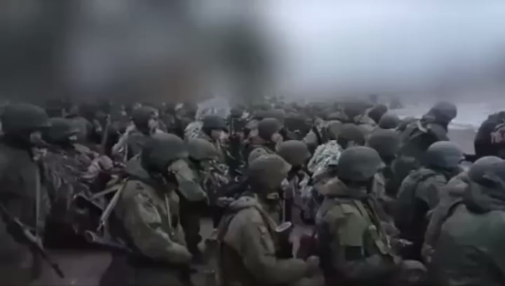 アドヴィイカ襲撃前のロシア兵士の集団礼拝。 彼らには最後の儀式が必要だ。