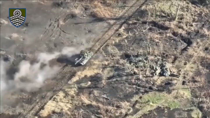 ウクライナ兵が接近してくる戦車2両にRPGを発砲するが爆発しなかった。 幸いなことに、戦車は地雷で爆発したばかりでした。  59 OMBr による映像