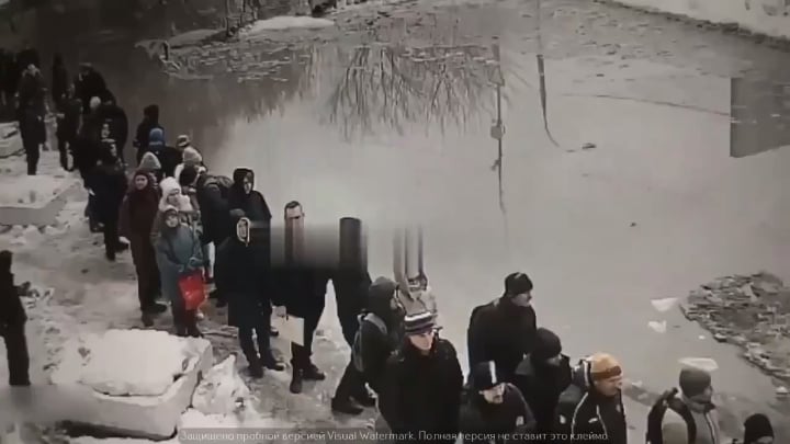 ロシアでは、34歳のフョードル・クズミンさんがモスクワ地方リュベルツィの軍登録・入隊事務所で列に並んで死亡した。 氷の塊が彼の上に落ち、背骨を折った。