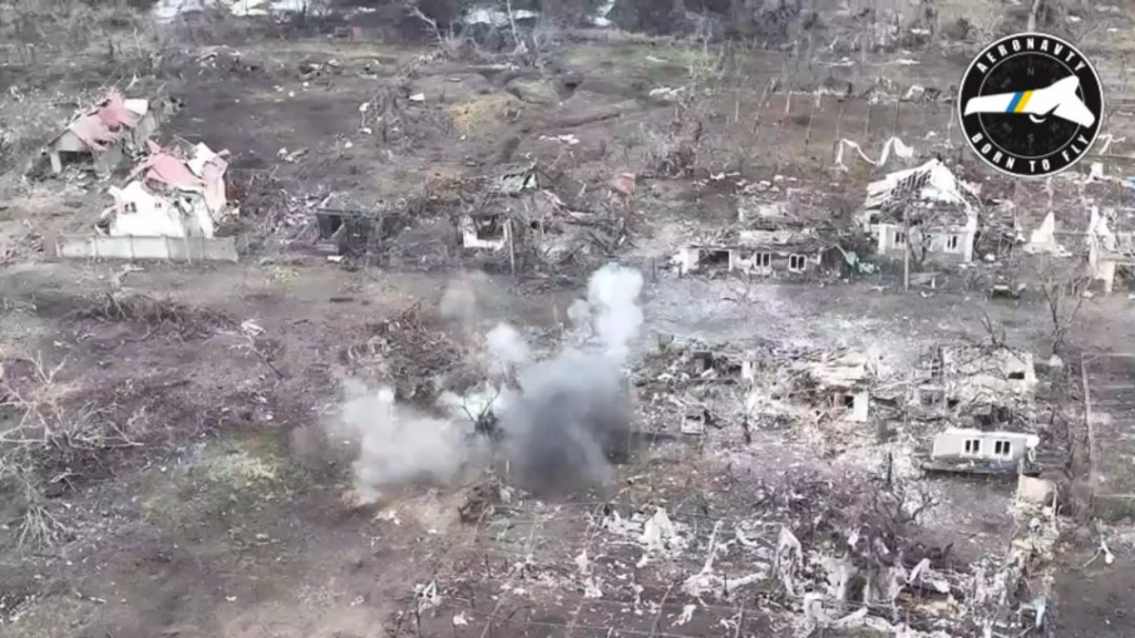 ロシア歩兵は砲撃を受けてゴキブリのように逃げる。 クリンキー、ヘルソン地方。