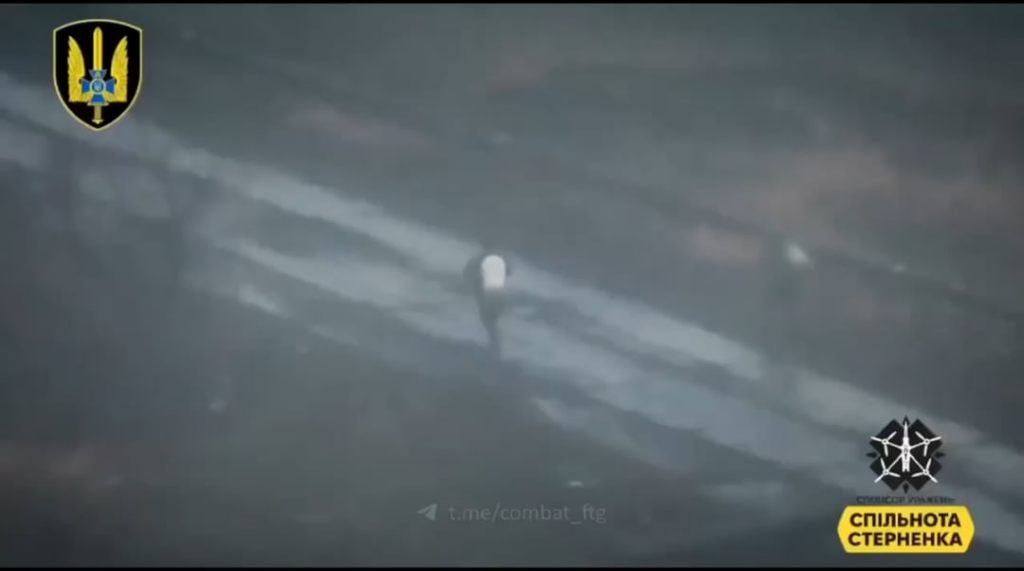 残忍なFPVが物資を運ぶロシア人2人を攻撃。  SBUからの映像。 グラフィック。
