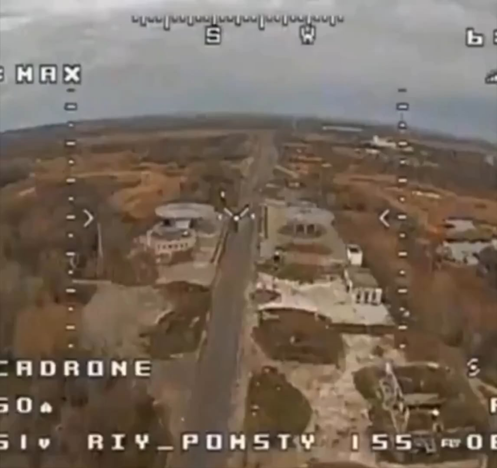 ロシアの車両がウクライナのFPVドローンから逃げようとして失敗し、衝突される前に横転した。