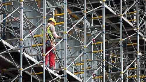 ドイツは最低賃金を2024年1月1日から12.41ユーロに引き上げ、2025年1月からは12.82ユーロに引き上げる。