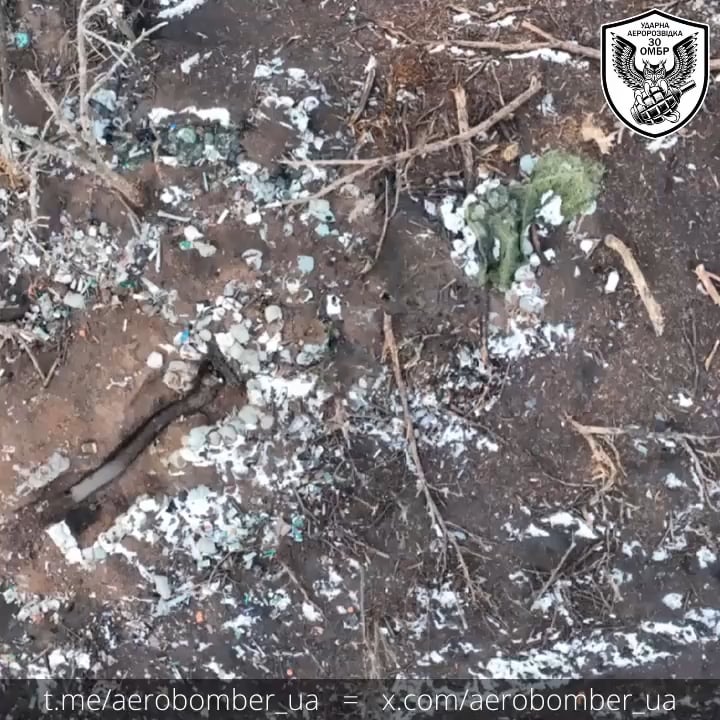 ウクライナの無人機が、ダッグアウトにいるロシア兵に手榴弾を投下し、ロシア兵は最悪のタイミングを選んで入り口から外を覗いた。