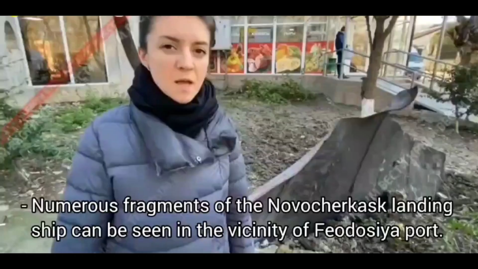 フェオドシヤからのロシアのニュース報道によると、揚陸艦「ノヴォチェルカスク」の破片が町中に散乱している。 英語字幕付き。