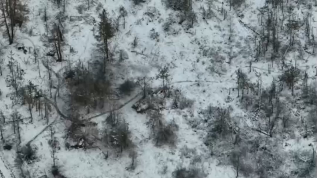 ロシア人は、空中30フィートに打ち上げられる前に、最後の一撃を投下する。