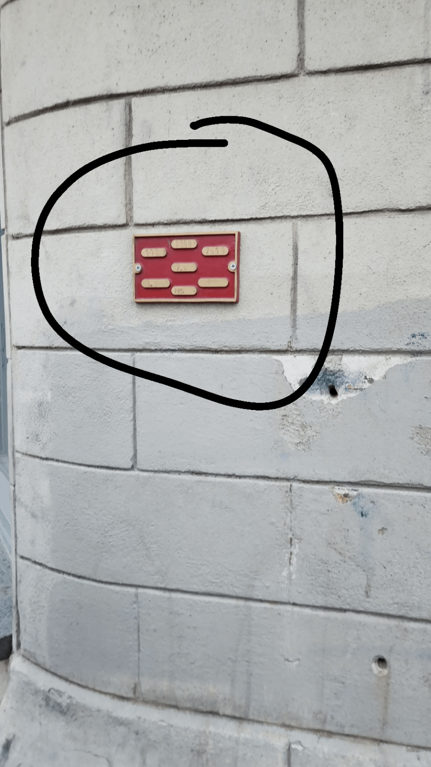建物の側面にあるこれらは何だろうといつも疑問に思っていましたが、私の推測では消防士と関係があるのではないかと思います