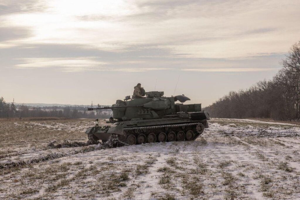 キエフ州でロシアの「シャヘド 136/131」無人機を撃墜するために使用される、ウクライナ軍の (ドイツ供給) 空軍ドイツ軍装甲ゲパルト (SPAAG) 自走対空砲の写真。