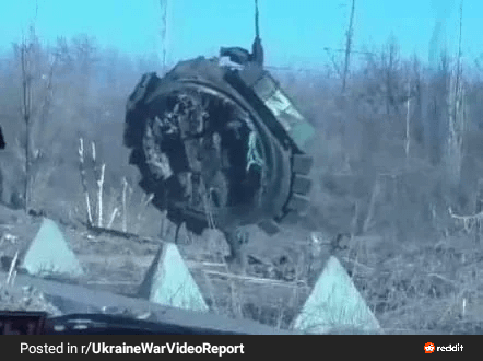 ロシア戦車の砲塔は泥の中に完全に叩きつけられ、そこに留まりました。 本当に着陸に引っかかりました。