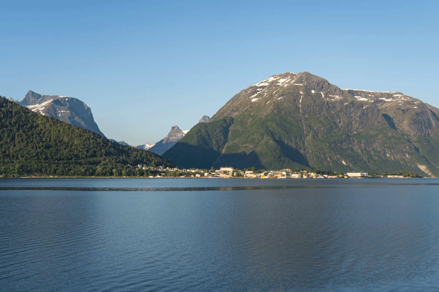 ロムスDALSFJORDENの向こう側から見たオンダルスネス
