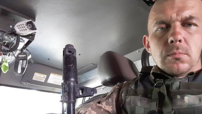 ロシア人に囲まれ、死を覚悟したこのウクライナ兵は、自らの陣地で砲撃を要請した