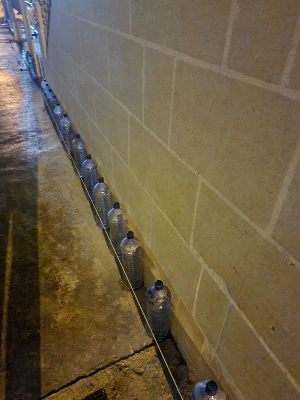 なぜ人々は建物の外に水の入ったボトルを置くのか