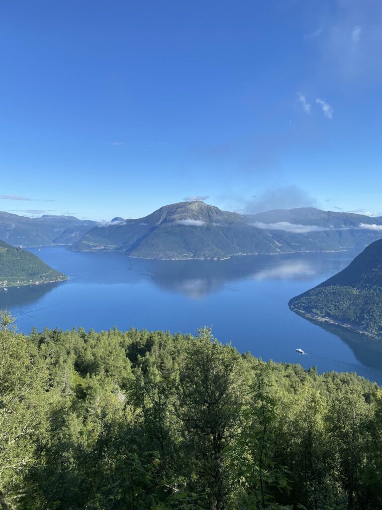 去年ノルウェーのロフトフースに行ったことがありますが、来年も行きたいのでロフトフースと同じようなお勧めがあれば教えてください。