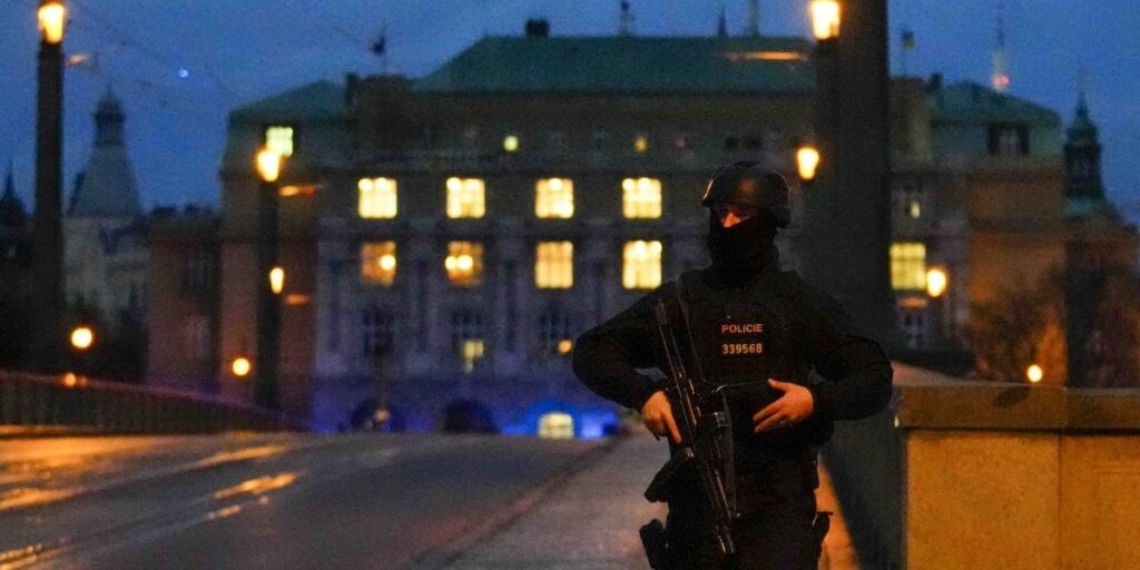 プラハの大学で武力攻撃があり、少なくとも15人が死亡、数人が負傷