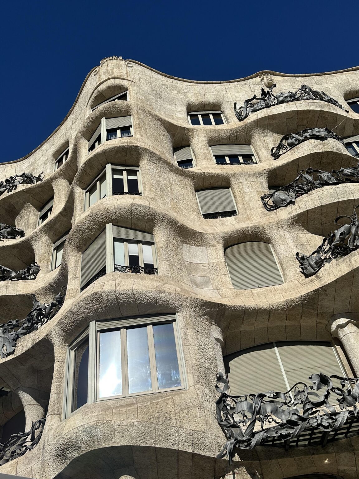 当時の象徴的な建築、カサ・ミラ。  💯