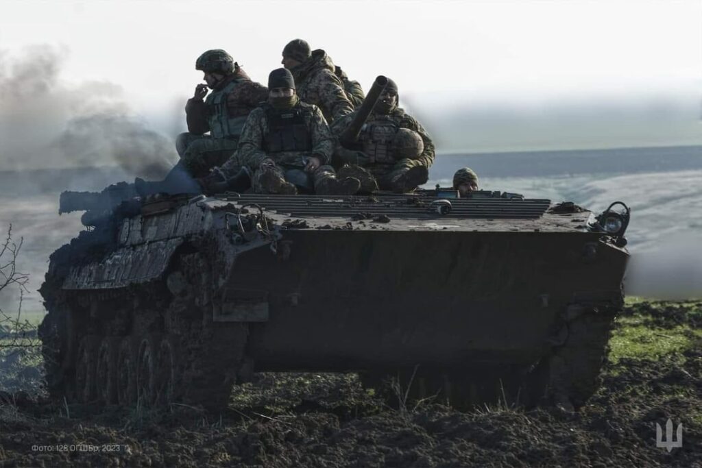 ウクライナ軍（第128山岳突撃旅団「ザカルパッチャ」）の兵士たち。前線から遠く離れた後方でBMP（IFV）歩兵戦闘車に乗って訓練中。