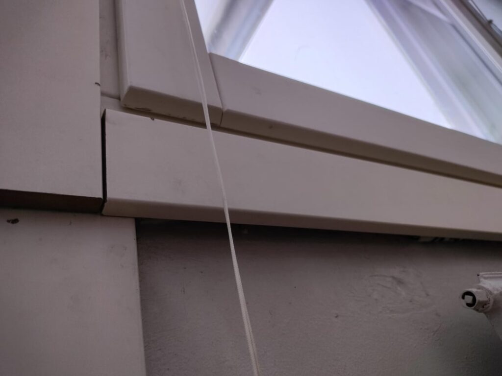 窓枠から入ってくる冷気