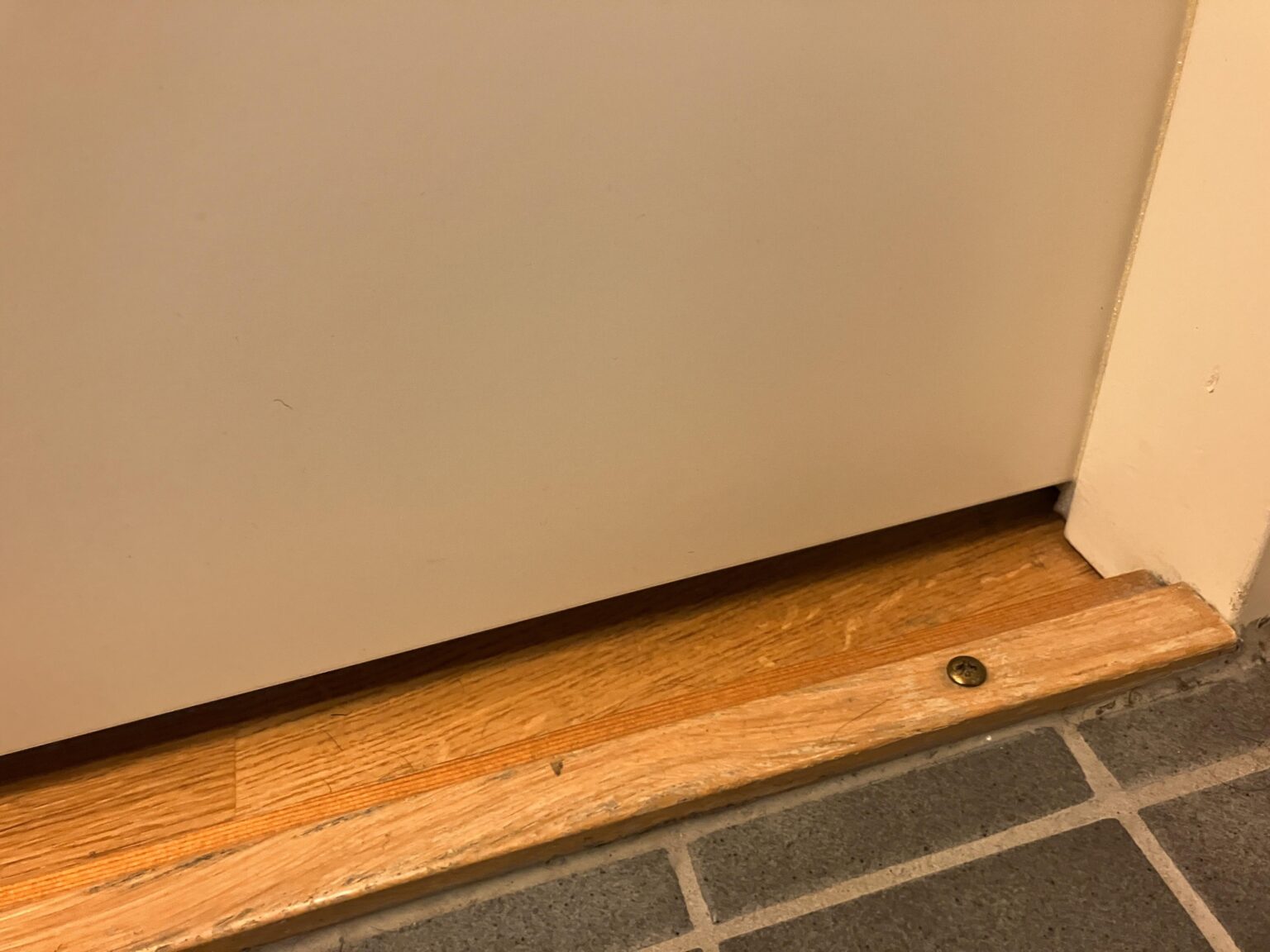 浴室のドアではこの隙間は普通なのでしょうか？