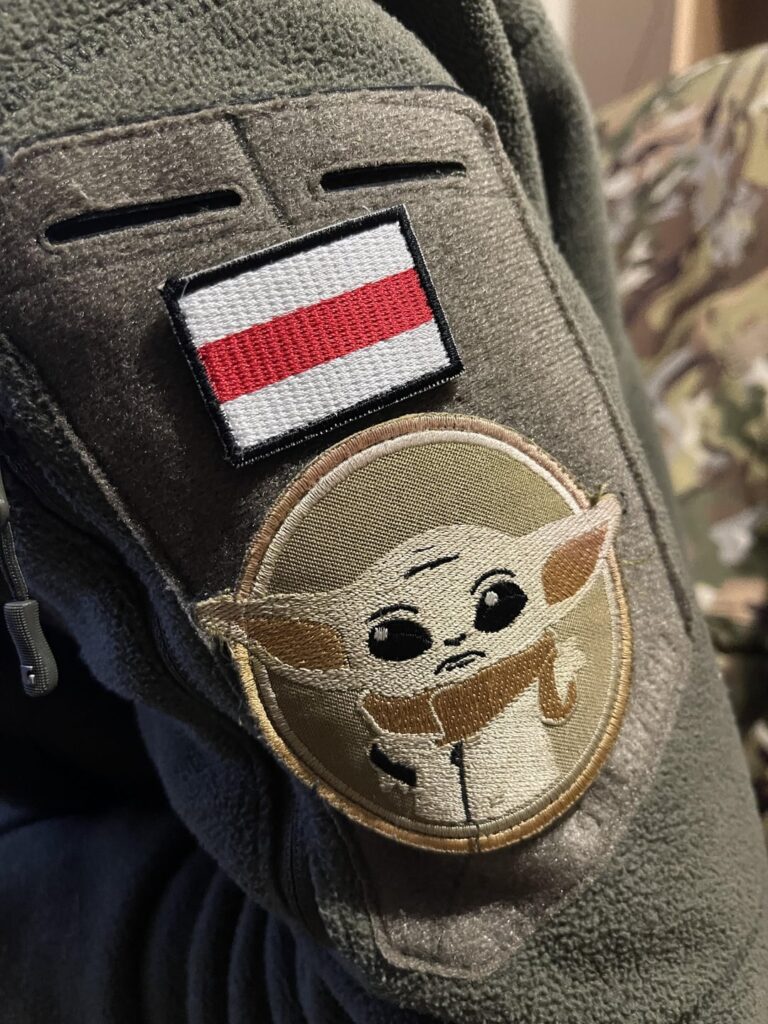 東部のドネツク州、ウクライナ軍のカストゥシュ・カリノスキー連隊（ベラルーシ反政府志願兵のグループ）の兵士から集められたさまざまなパッチ。2023年12月。
