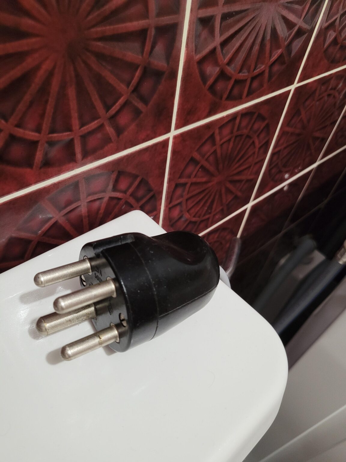 代理店は古いケーブルが付いた洗濯機を置きます。 私はどうしたらいいですか。 通常の電源ソケットのみを備えています。