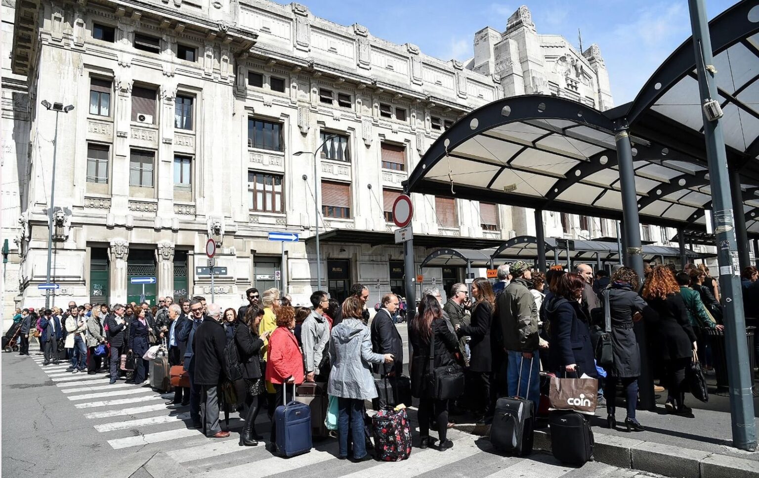 ロビーのイタリア: 経済危機に関するWSJの記事。