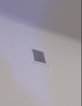 私の国ではこのような換気装置を見たことがありません。部屋に冷たい風がたくさん入るので、ビニールとテープでこれをブロックできますか?