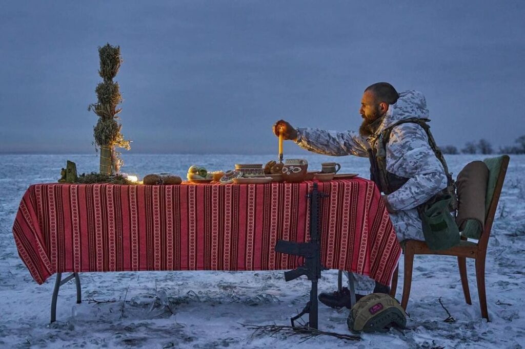 前線でクリスマスを祝うウクライナ兵士の別の写真。 安全を確保してください。