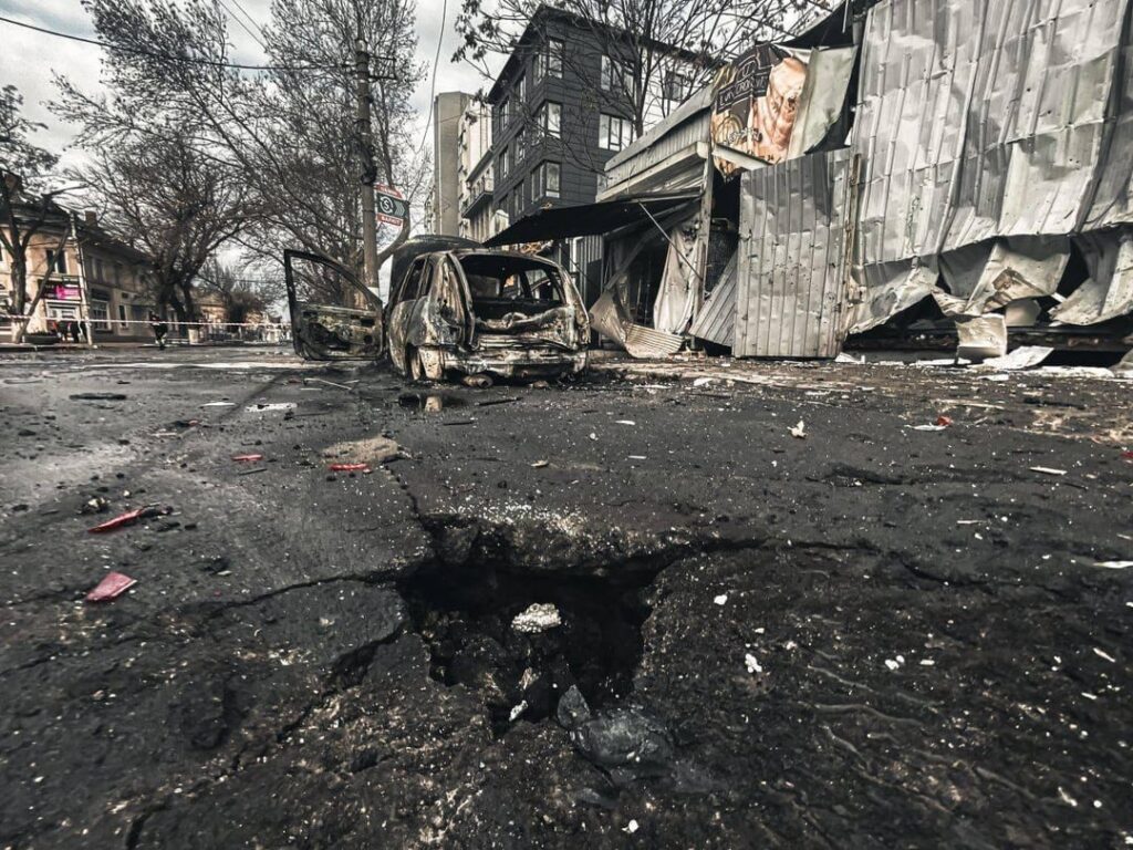 昨日、ロシアがヘルソンを攻撃した。  10人が死亡、62人が負傷