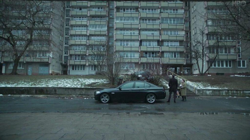 クリスマスの直前に見るのに最適な TV シリーズ - Blinded by Lights (2018) では、クリスマスの数日前に腐敗したワルシャワでアクションが起こり、麻薬の売人が人生の選択の結果に直面しなければなりません。 今日の天気は映画にぴったりです。