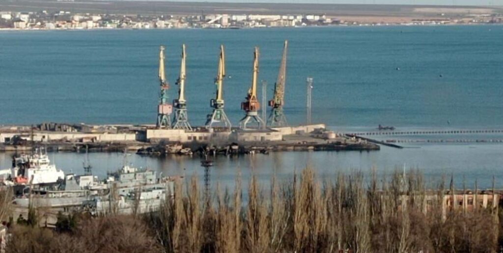 クリミアのフェドドシヤ港に残されたロシアの大型揚陸艦ノヴォチェルカスクの現在の写真