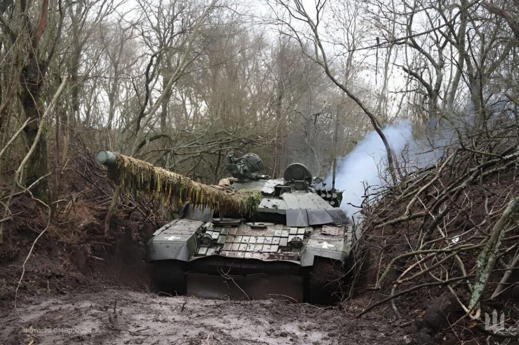 2024 年 1 月、森の泥だらけの陣地にある、ウクライナ陸軍第 22 独立機械化旅団の T-72AMT 主力戦車 (MBT)。