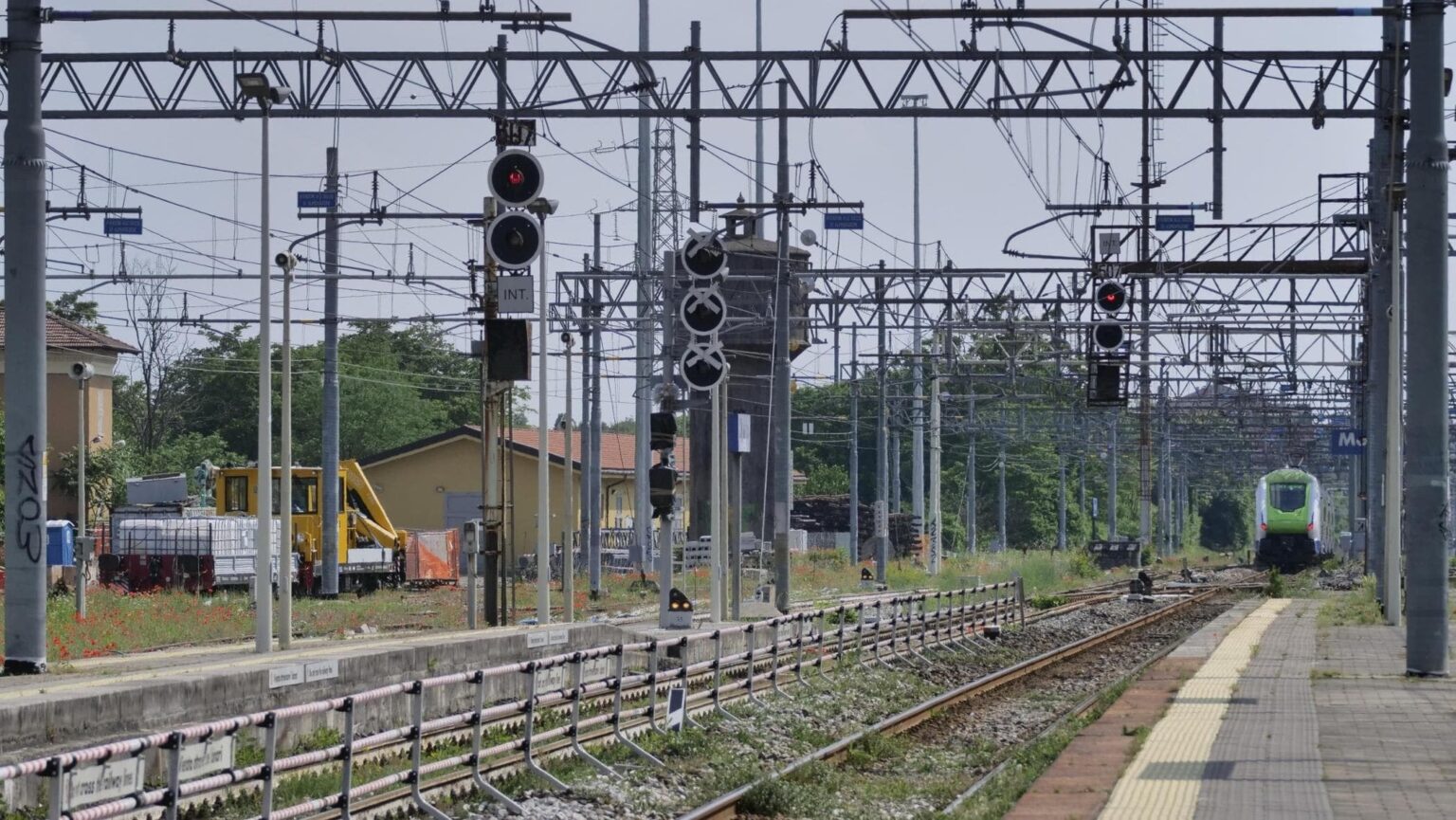キアーリ（ブレシア）の駅建設現場で51歳労働者が電車にはねられる：おそらく霧のせい
