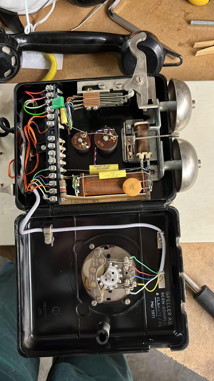 やあみんな ！ 私はその電話を使いたいのですが、皆さんご存知の通り。 電話機に付属のケーブルは使用できなくなります。 現在の電話ケーブルで使用する解決策はありますか?