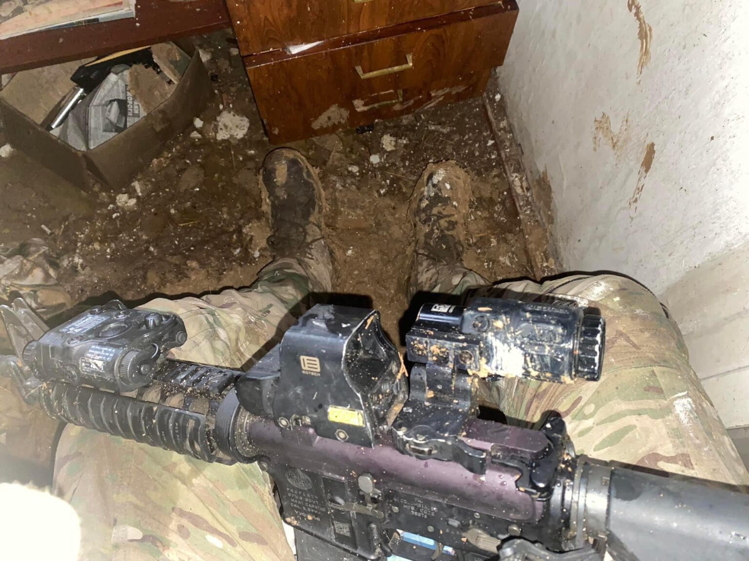 M4A1 を携えたウクライナ軍兵士 – 東部前線のドネツク州アヴディウカ地区にて、2024 年 1 月。彼が主張するように、M4 は泥だらけの戦場条件で非常に優れた性能を発揮します。