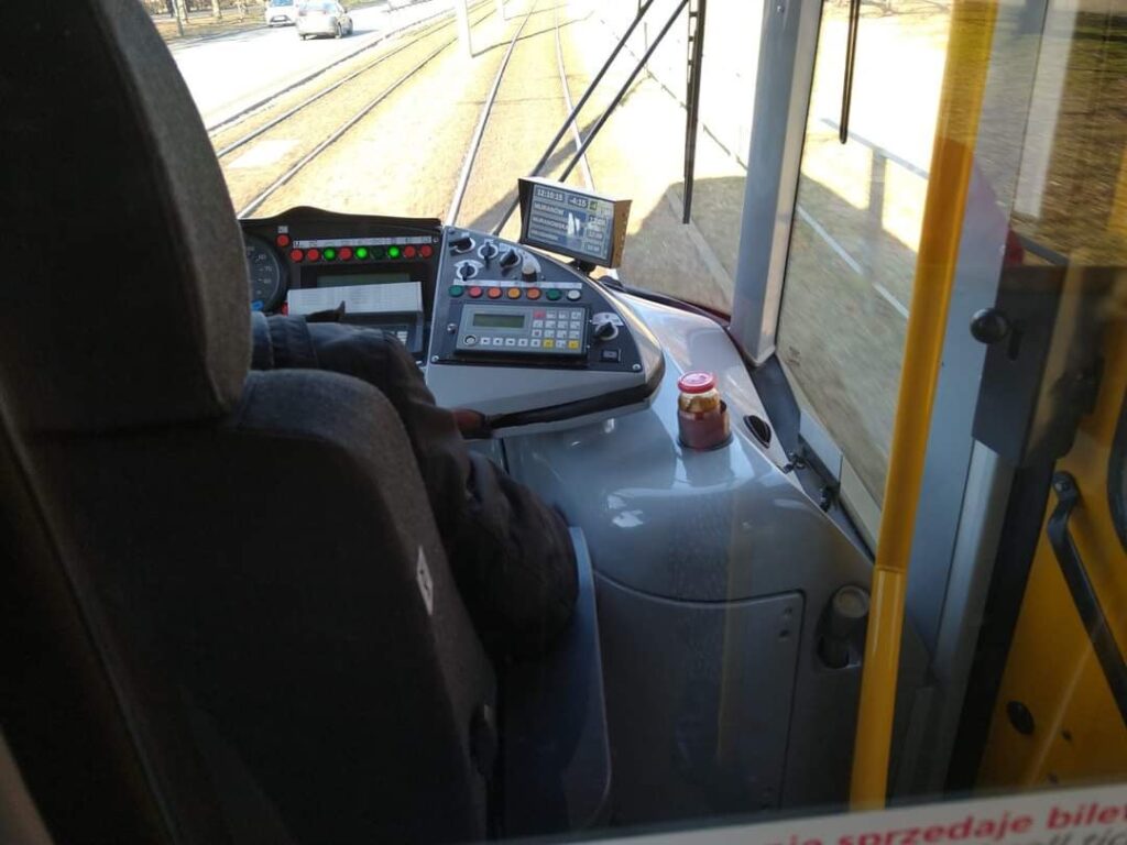 一方、ワルシャワの路面電車の中。