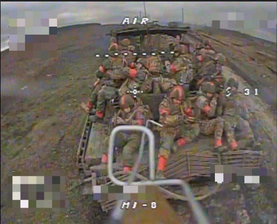 ウクライナで温かい歓迎を受けようとしているロシア兵士