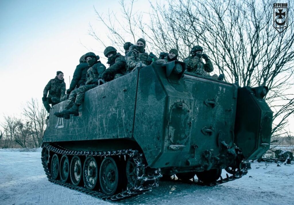 ウクライナ国家警備隊の第1（大統領府）「ブレヴィー」（ストーム）旅団（ペトロ・ドロシェンコ）の装甲兵員輸送車（APC）を装備した兵士たち – 前線への配備前、2024年1月。