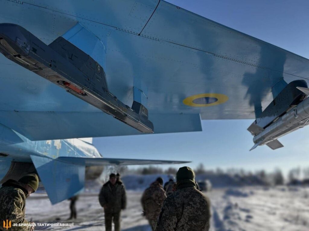 ウクライナ空軍（第831戦術航空旅団）所属のスホーイSu-27「フランカー」多目的ジェット機 - このジェット機はウクライナ中央部からの出撃の準備をしていた。