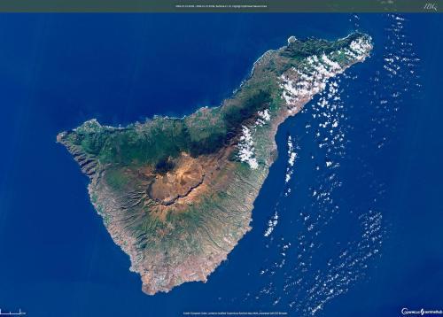 宇宙から見たテネリフェ島の眺め。 黒は 2023 年 8 月の火災の影響を受けた地域。