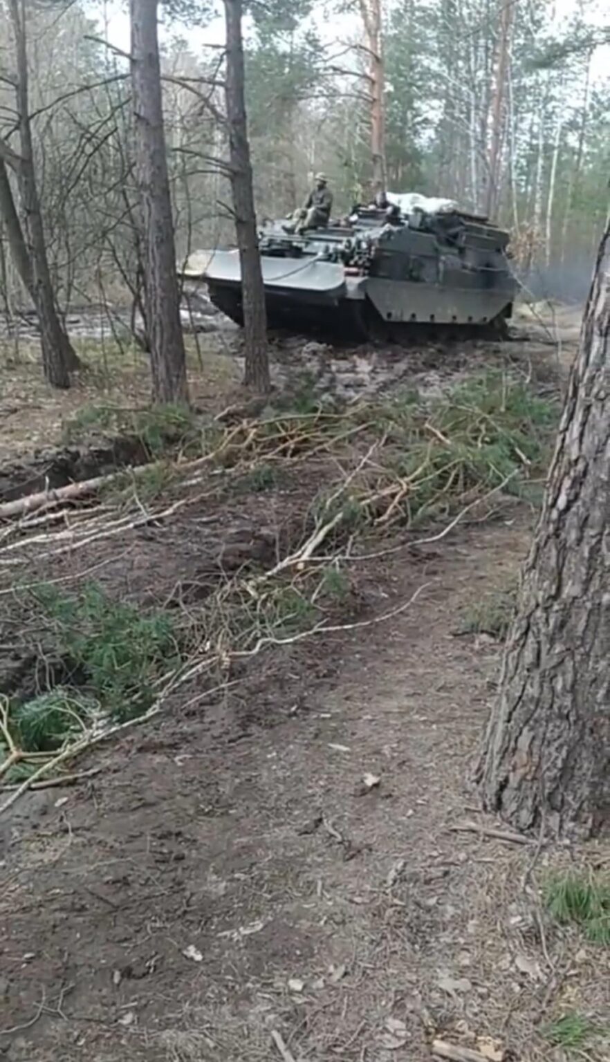 チャレンジャー 1 主力戦車 - 英国の BREM CRARRV (チャレンジャー装甲修理回収車両) をベースに作られ、2024 年 1 月、前線から遠く離れたウクライナ軍で森林を走行中。