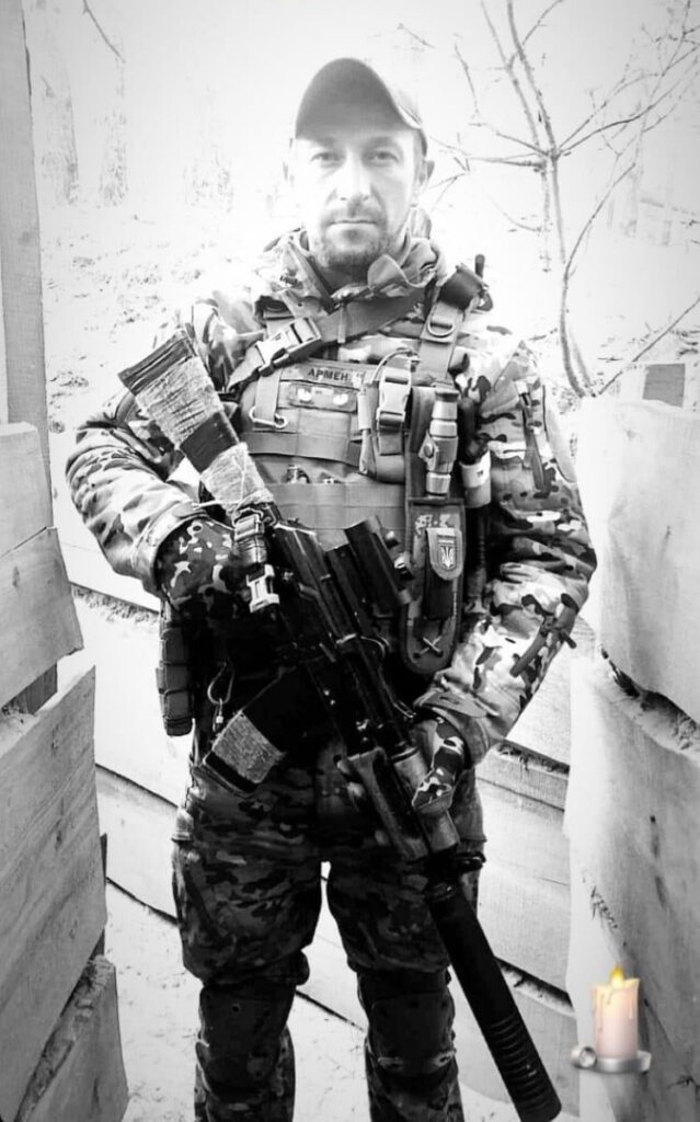 ウクライナ陸軍兵士イワン・ストラホニュク – 2022年2月24日のロシア侵攻前、彼はウクライナ西部リヴネ州ブグリン村に住んでいた。 彼は2024年1月5日に東部戦線のハリコフ州で戦死した。