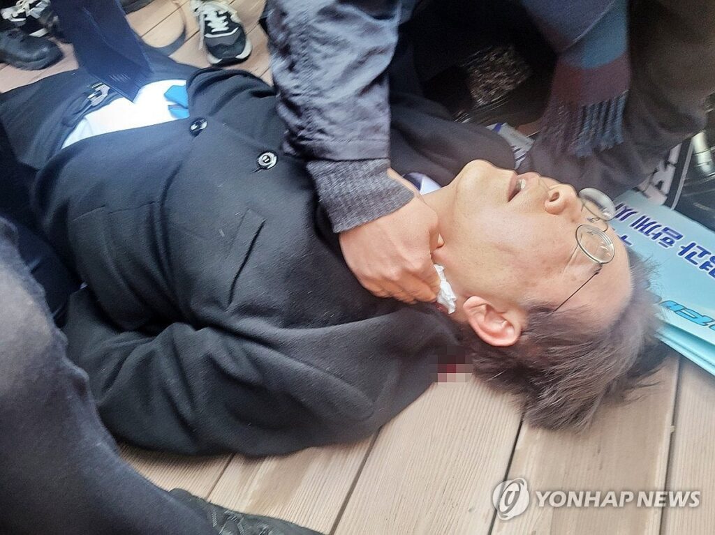 最大野党代表の李在明氏襲撃される 首から血を流し倒れる＝韓国