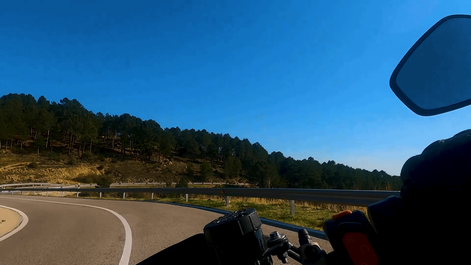 私のSTRIPLE RS 765でのスペイン、サルザレホの空の道路（サン・ロレンソ・デ・エル・エスコリアル近くのマドリッド郊外）