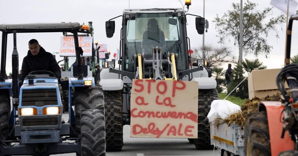 フランスの農民がパ・デ・ラ・カサへのアクセスを遮断